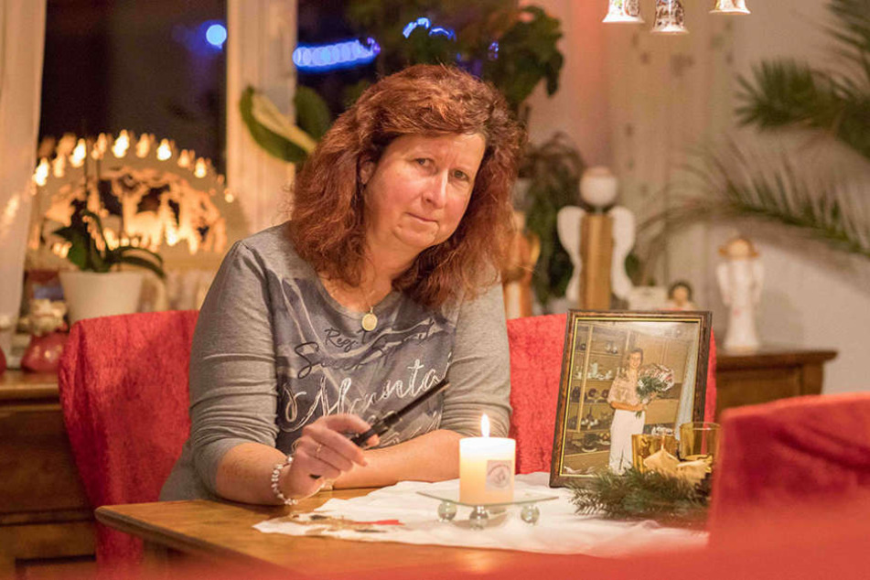 Am Tisch in der guten Stube zündet Kerstin ein Licht für ihre tödlich verunglückte Schwester an.