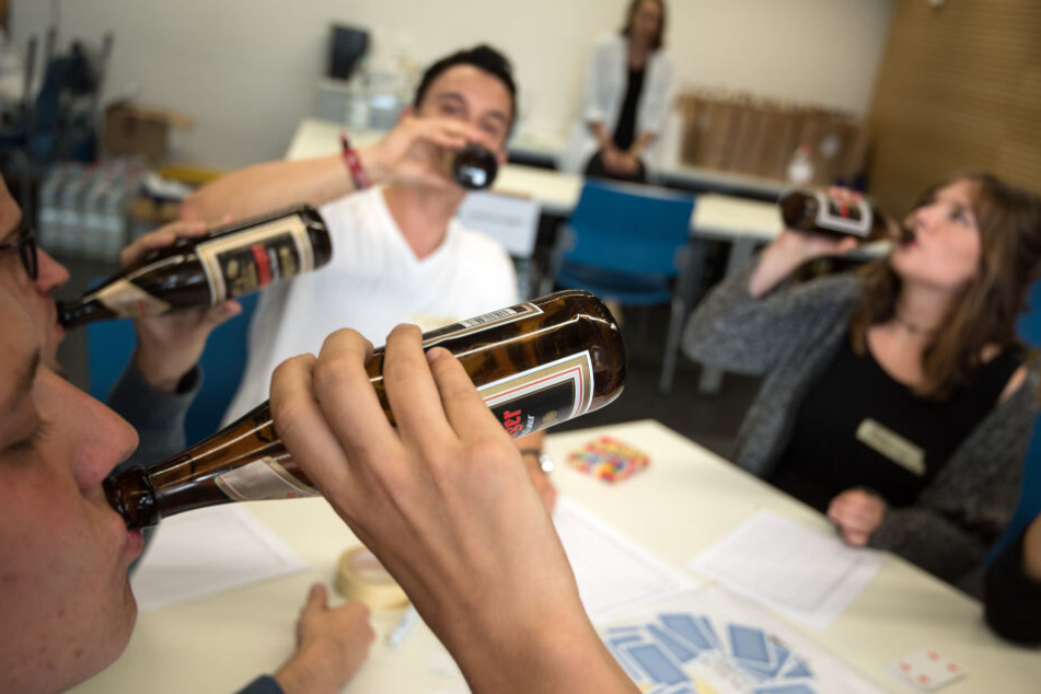Nur geselliges Trinken oder schon Anzeichen einer Alkoholsucht? (Symbolfoto)