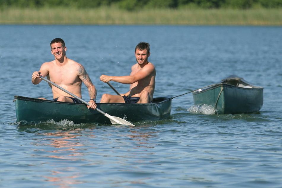 2016 waren Kevin Kunz (li.) und Kevin Conrad bereits im Trainingscamp mit dem Boot auf dem Lübbesee unterwegs.