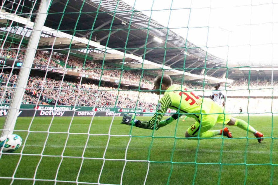 Den Schuss von Max Kruse konnte Keeper Peter Gulacsi noch an die Latte lenken, beim Nachschuss von Niklas Moisander hechtete er vergeblich hinterher.