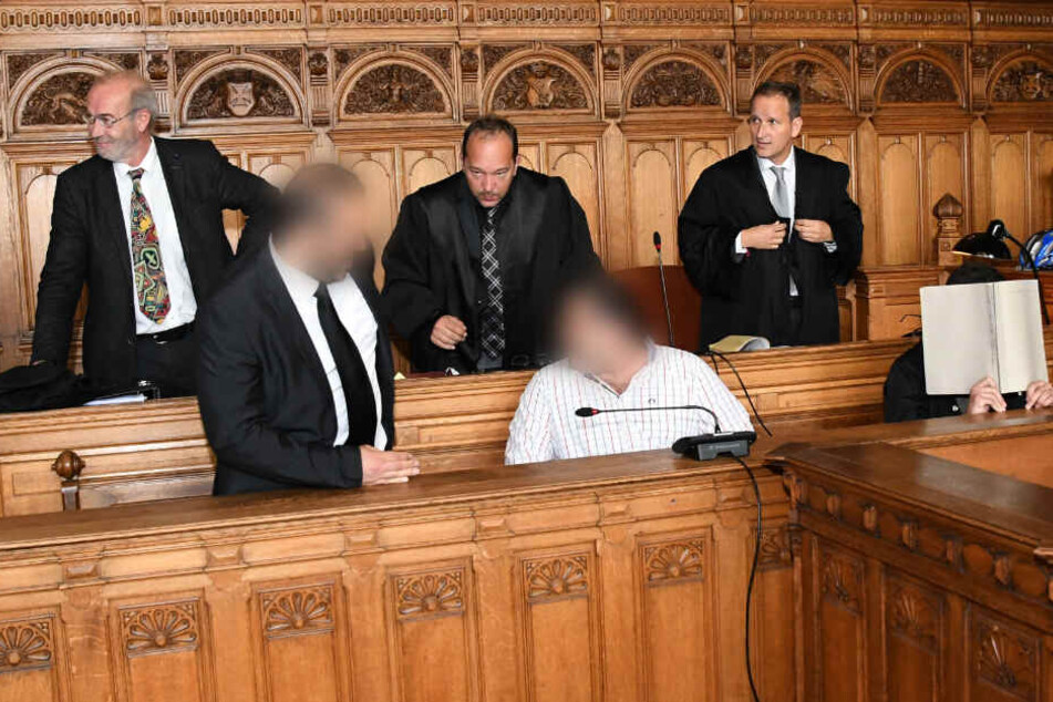 Die Angeklagten sitzen im Bremer Landgericht auf der Anklagebank.
