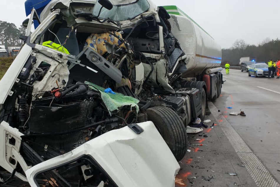 Der LKW-Fahrer musste von der Feuerwehr befreit werden.