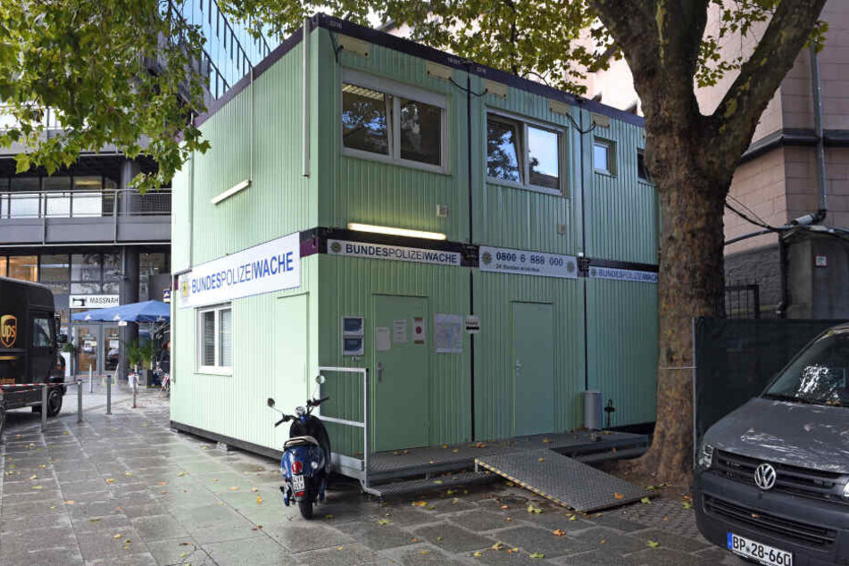Die Container der provisorischen Polizeiwache der Bundespolizei stehen vor dem Hauptbahnhof in Köln.