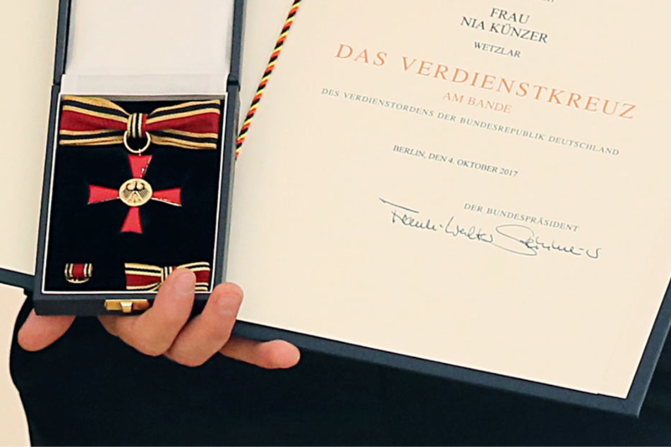 Das Verdienstkreuz am Bande der Bundesrepublik wird vom Bundespräsidenten verliehen.