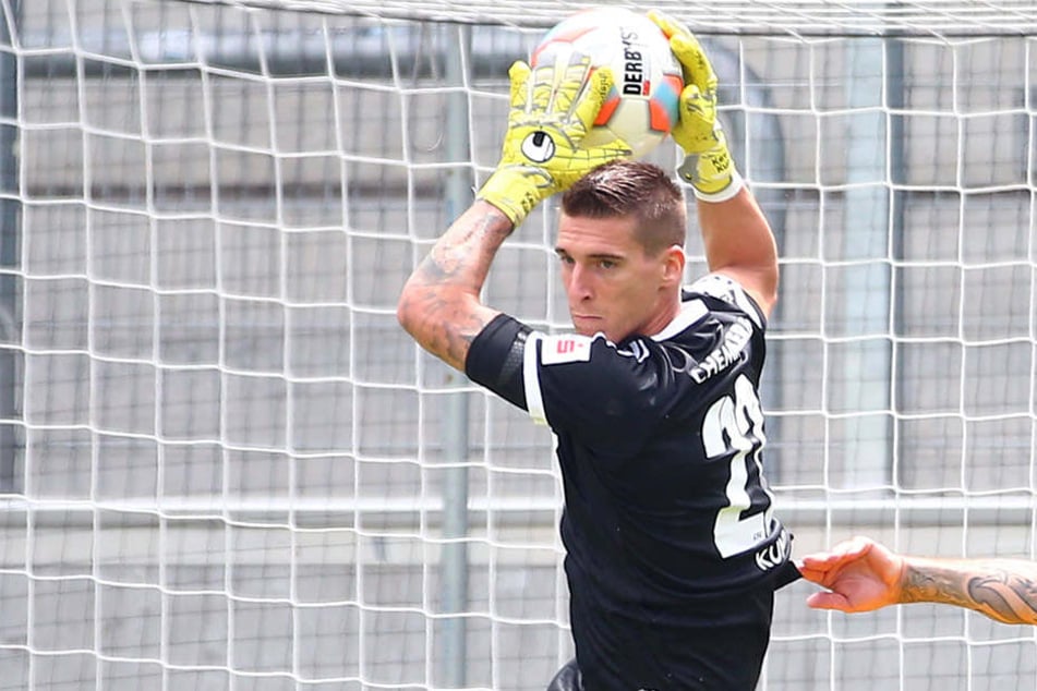 Kevin Kunz fängt einen Ball vor einem Angreifer von Dukla Prag ab.