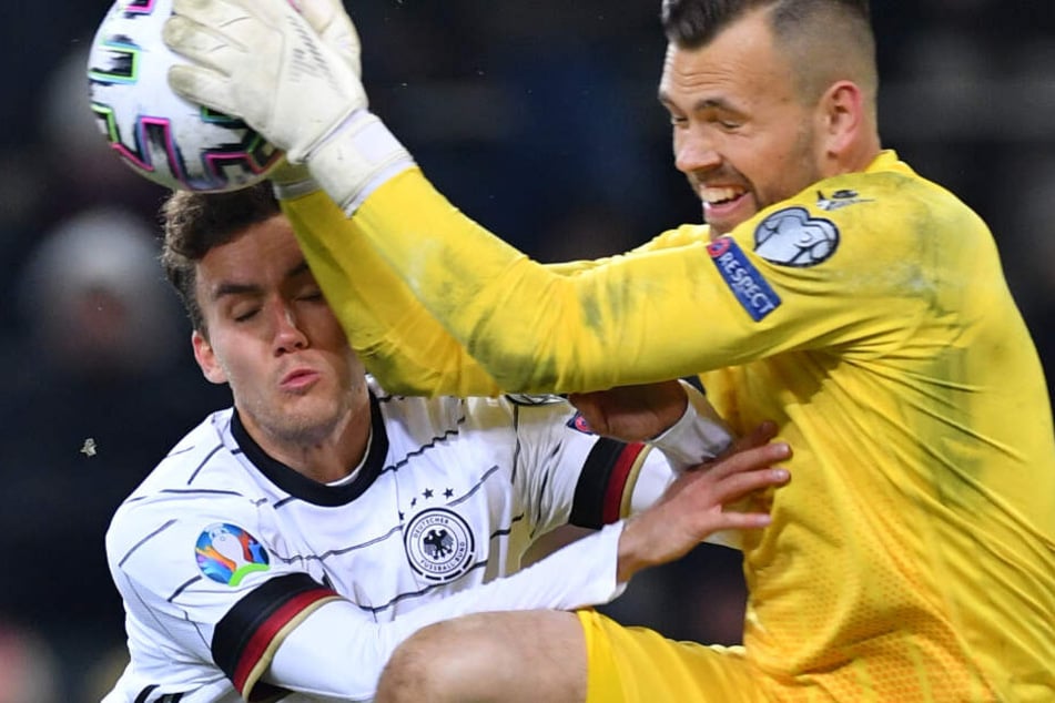 DFB-Spieler Luca Waldschmidt (l.) wurde bei einem Zusammenprall schwer verletzt.