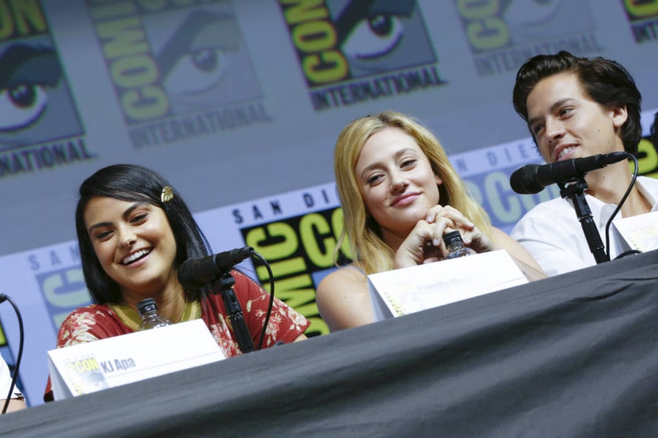Die Riverdale-Schauspieler Camilla Mendes (links), Lili Reinhart (mitte) und Cole Sprouse (rechts) auf der Comic Con 2018.