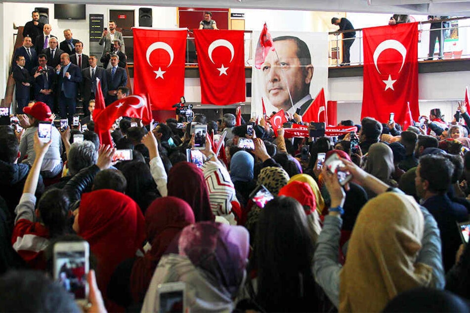 Türkische Minister ziehen momentan durch ganz Europa und führen Wahlveranstaltungen wie hier in Metz (Frankreich) durch.