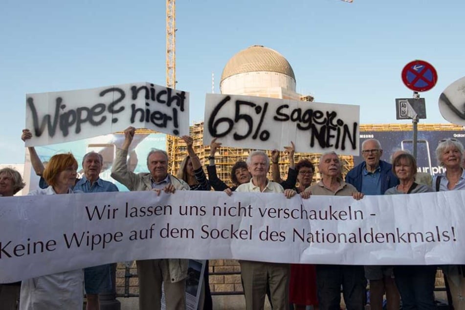 Die Bürgerinitiative protestiert jeden Tag vor dem Schloss gegen das Einheitsdenkmal.