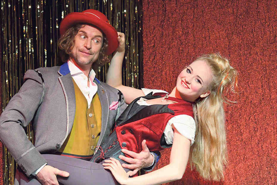 Der fesche Merlin (Ron Holzschuh)
scheint von Fee Maria (Alice Erk) recht angetan.