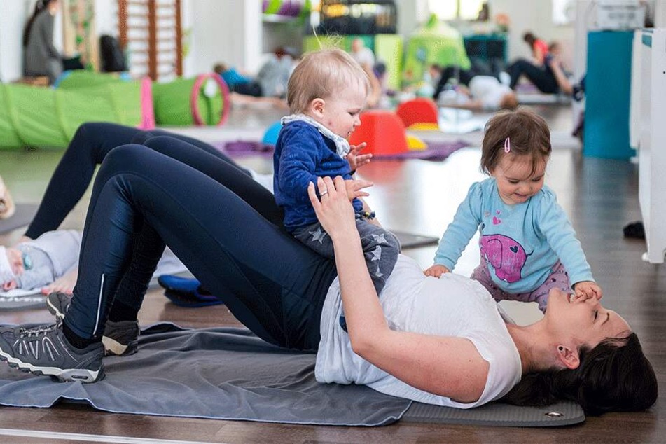 Anne Stahnke (31) macht zusammen mit Sohn Neo und der kleinen Maira Übungen für ihren Po.