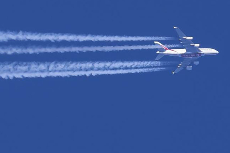 Weiße Kondensstreifen am Himmel. Bestehen sie etwa aus Chemikalien, die die Regierungen in die Luft sprühen?