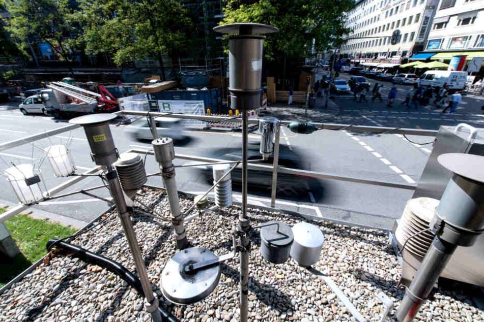 Messstationen an einer Kreuzung in München messen die Qualität der Luft.