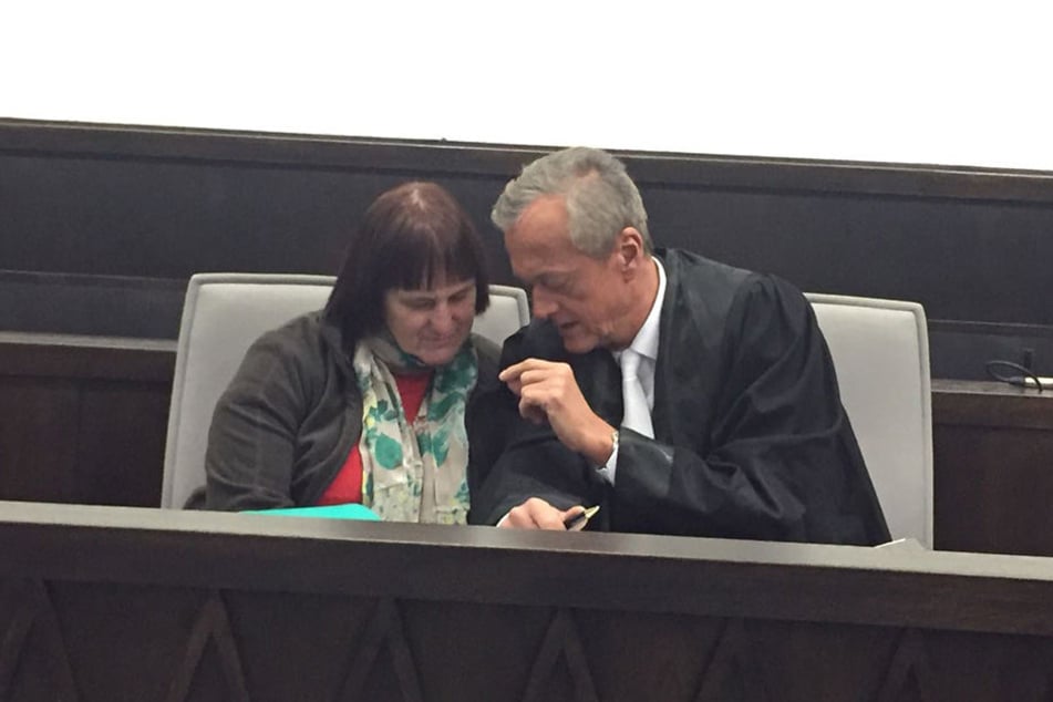 Angelika W. sitzt im Gericht neben ihrem Verteidiger Peter Wüller.