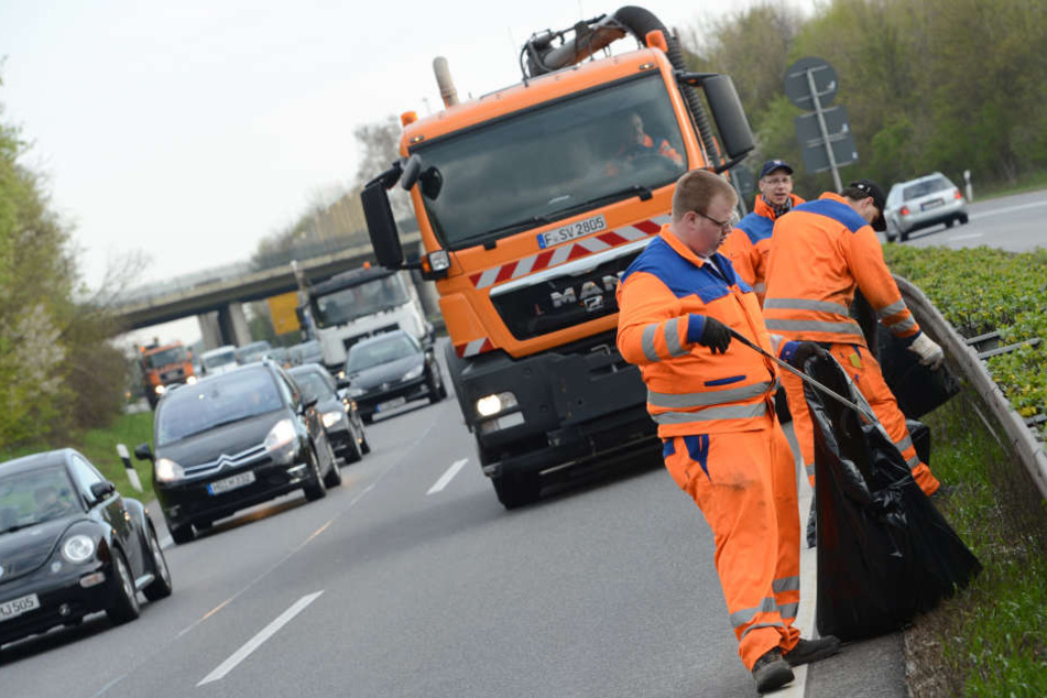 Sie wollen helfen, werden aber bei ihrer Arbeit behindert: Straßenwärter.