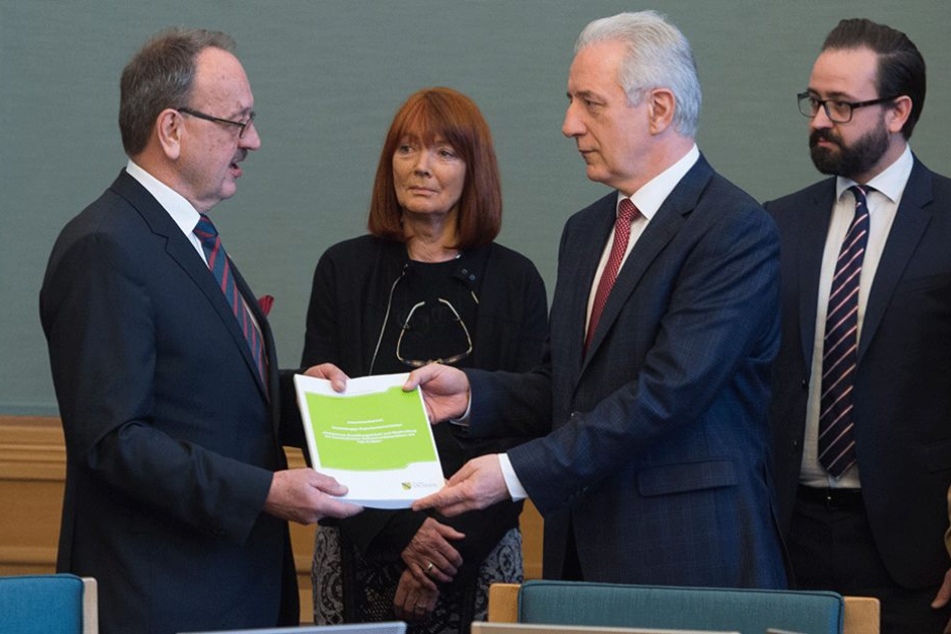 Sachsens Ministerpräsident Stanislaw Tillich (CDU, 2.v.r.) erhält von Herbert Landau (li.) und Katharina Bennefeld-Kersten, Mitglieder des Expertengremiums, den Abschlussbericht.