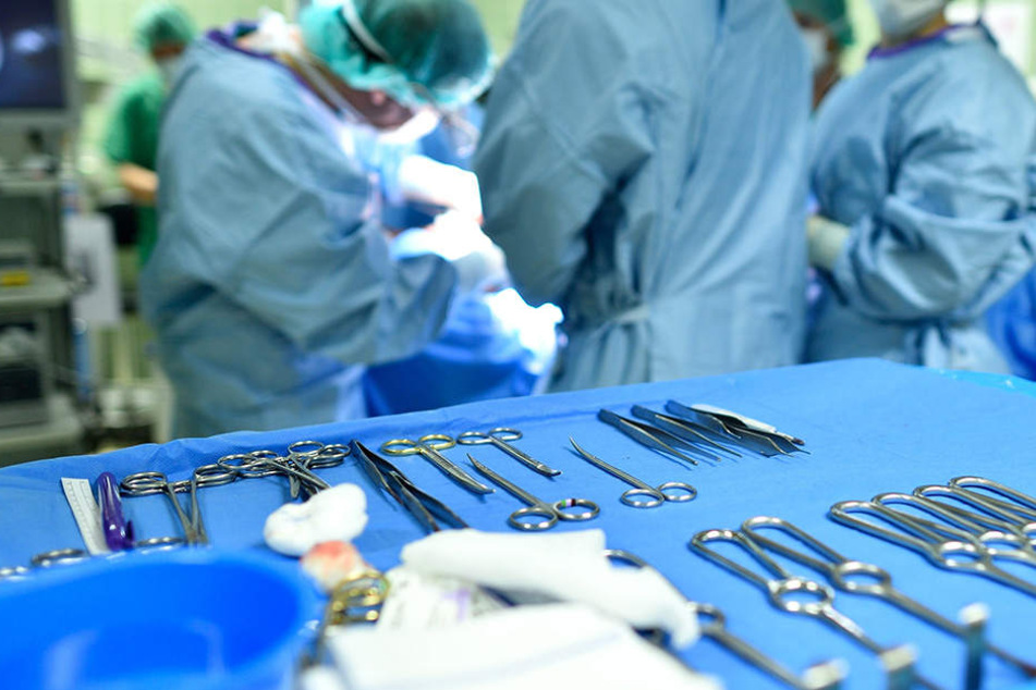 Nach einer Operation wurde ein circa 30 Zentimeter langer Schlauch im Bauch einer Patientin vergessen.