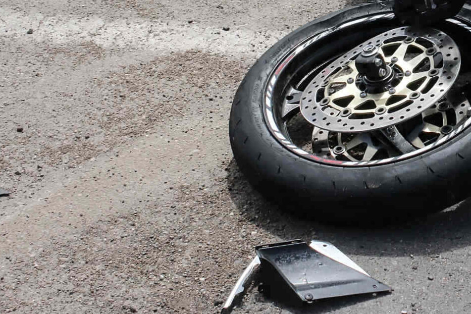 Zwei der drei Toten auf Brandenburgs Straßen am Wochenende waren Kradfahrer. (Bildmontage)