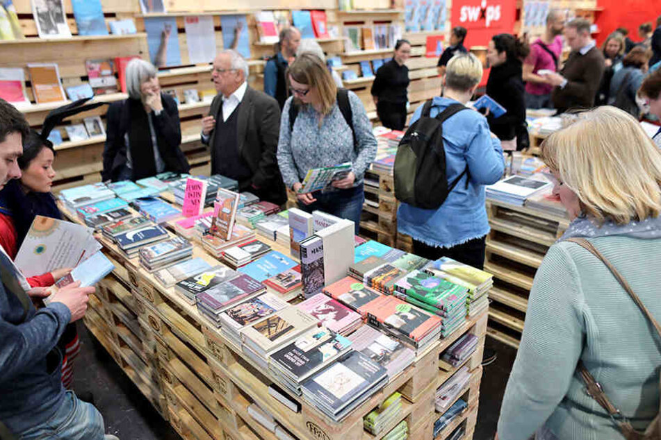 Die Züge und Straßenbahnen quellen während der Leipziger Buchmesse regelmäßig über. Um das zu ändern, sollen neue Haltestellen und Fahrten eingerichtet werden.