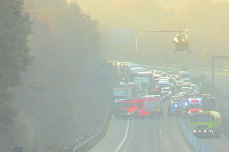 Für die Landung des Rettungshubschraubers musste die Autobahn in beiden Richtungen komplett gesperrt werden.