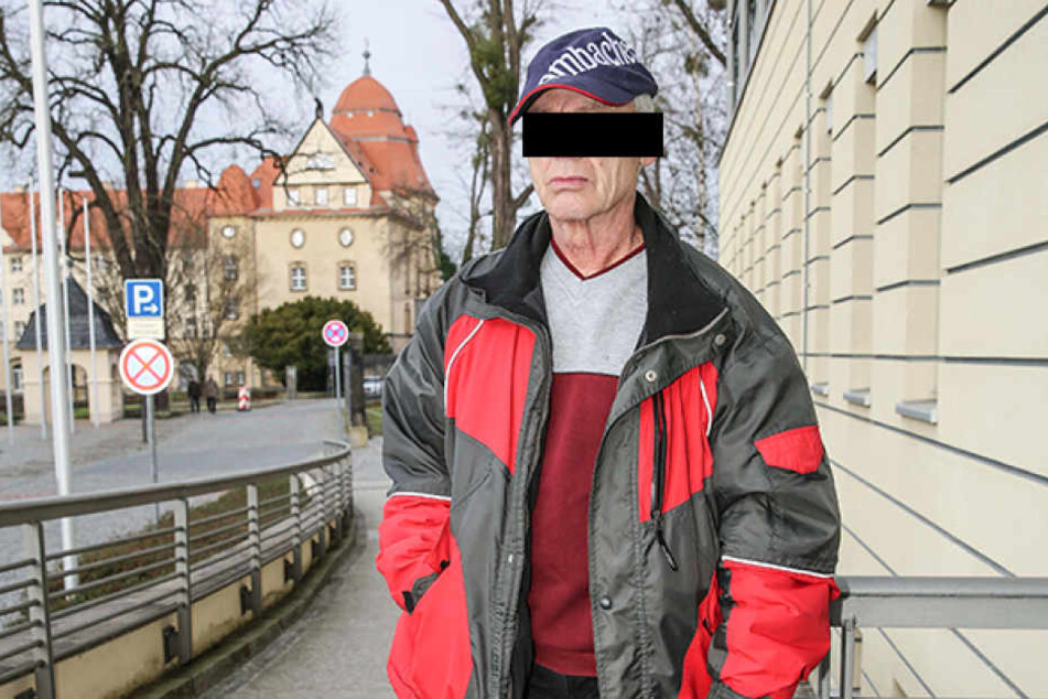 Vor dem Amtsgericht Pirna gestand der frühere Stasi-Mann Peter K. (68) alle Details seiner Tat und entschuldigte sich bei den Vermietern der Jagdvilla.