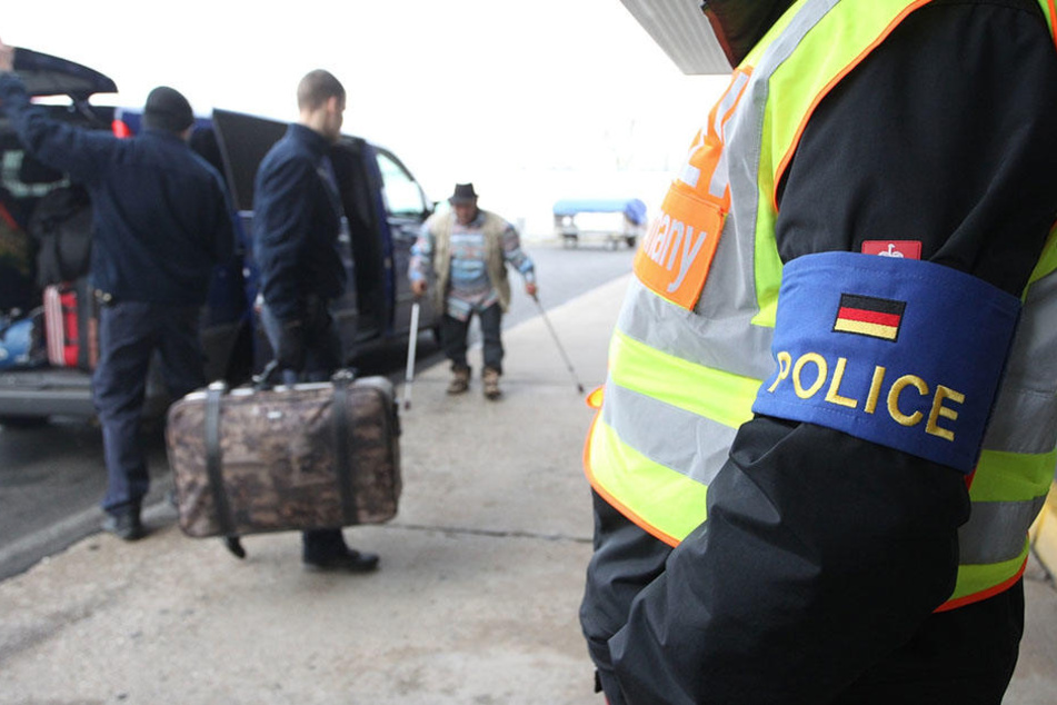 Polizisten begleiten abgelehnte Asylbewerber zu ihrem Flugzeug. Diesen Weg ging nun auch der Terror-Verdächtige aus Marokko. (Symbolbild)