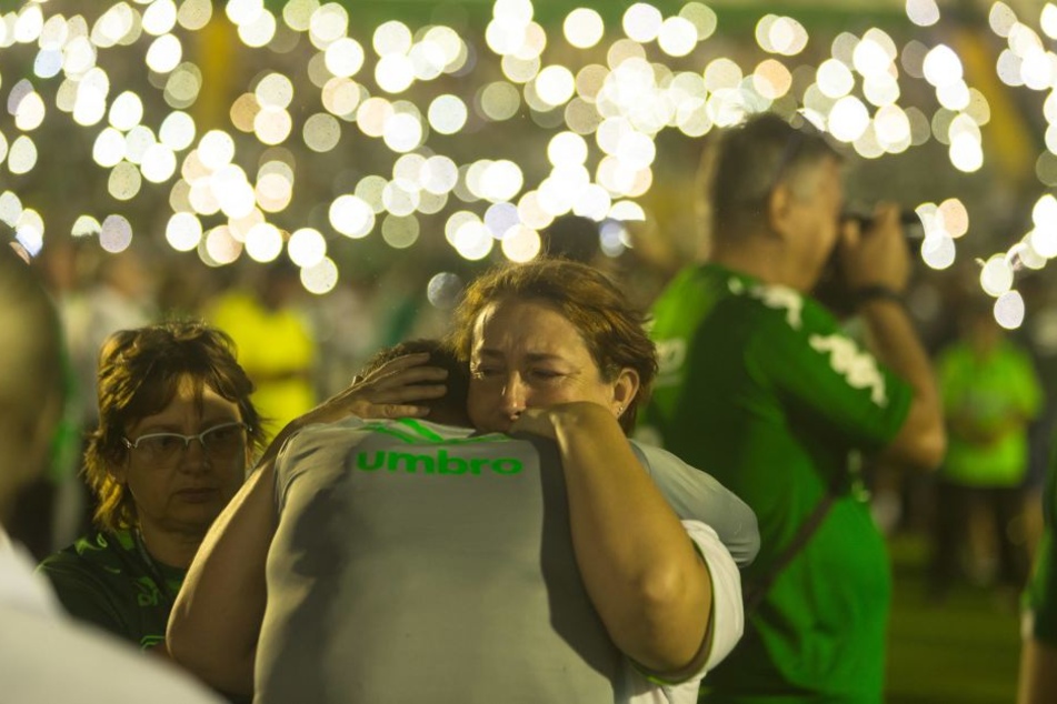 Weinende Menschen beim Abschied für die toten Fußballer in Medellin.