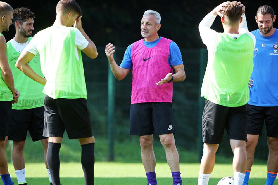 Dotchev erklärt seinen Spielern, wie er die englische Woche angehen will.
