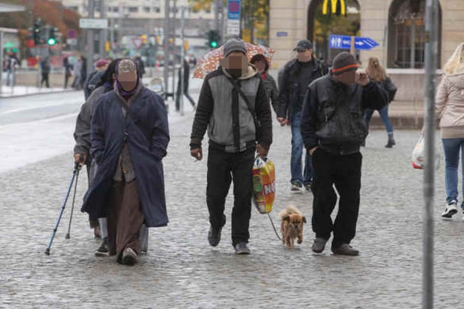 Auch gestern war die Bettlerbande mit Krückstöcken und einem Hund wieder unterwegs.