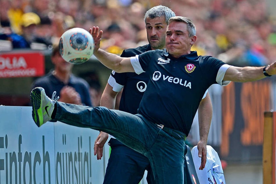 Olaf Janßen (vorn) zeigte in seiner Dresdner Zeit zwar Fertigkeiten am Ball, als Trainer reichte es aber am Ende der Saison 2013/14 nicht zum Klassenerhalt.