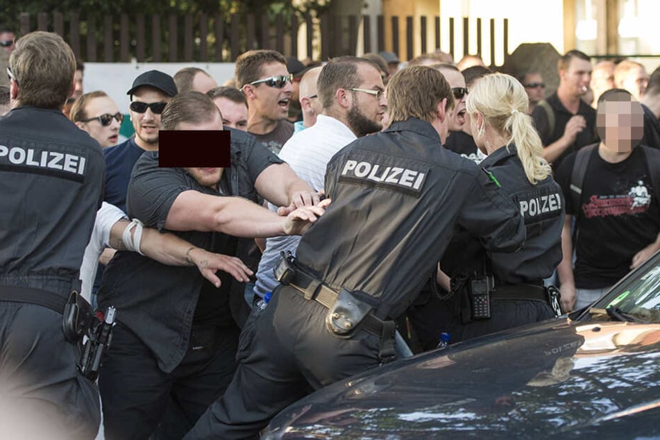René F. (26, l.) wurde für diesen Angriff auf die Polizei im Juli 2017 verurteilt. Er soll ebenso wie Nick F. (27, r.) zur "Reisegruppe 44" gehören.