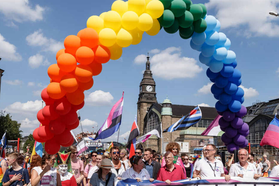 Auch Peter Tschentscher (Mitte) lief in der Parade mit.