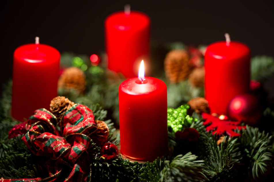 Am Sonntag ist der erste Advent: Die Kerzen lösen oft Brände aus. (Symbolbild)