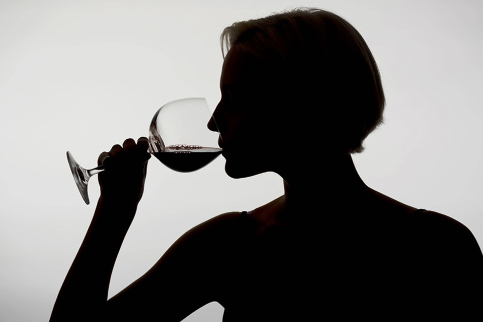 Alkoholkonsum kann zum Problem werden. Doch es gibt Stellen, an die man sich wenden kann.