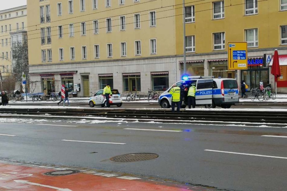 Wegen des Zusammenstoßes musste der Straßenbahnverkehr an der Härtelstraße für rund eine Stunde gestoppt werden.