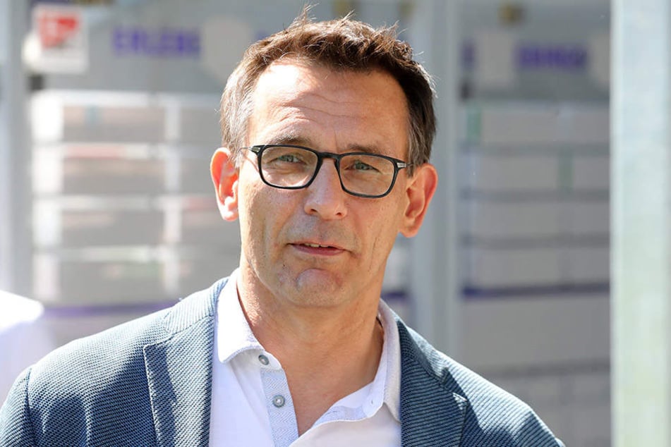 Dynamo-Geschäftsführer Michael Born versprach den
Auern, für den entstandenen Schaden aufzukommen