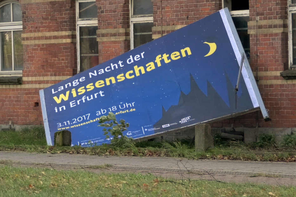 Dieses massive Schild knickte um wie ein Streichholz.