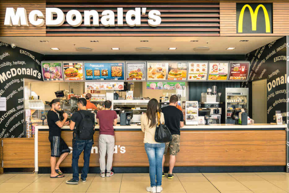 McDonald's beginnt ab sofort damit, in einem Teil seiner Restaurants Kaffee, Tee und Kakao in Porzellan- und Glasgeschirr auszuschenken.