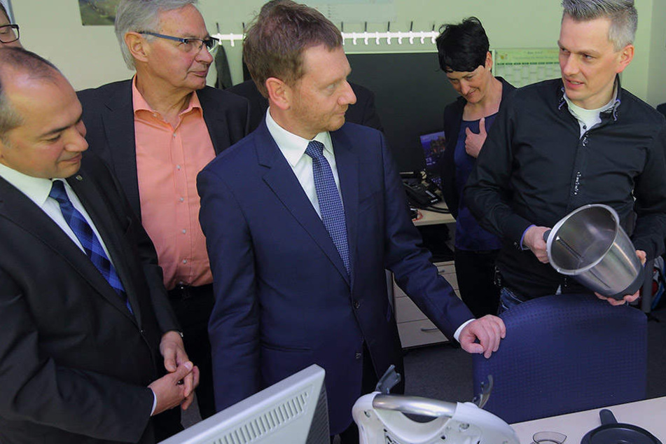 Testkoordinator Alexander Wenk (38, r.) erklärt MP Michael Kretschmer (3.,v.l., 43, CDU) die Prüfungen am Küchengerät Thermomix.