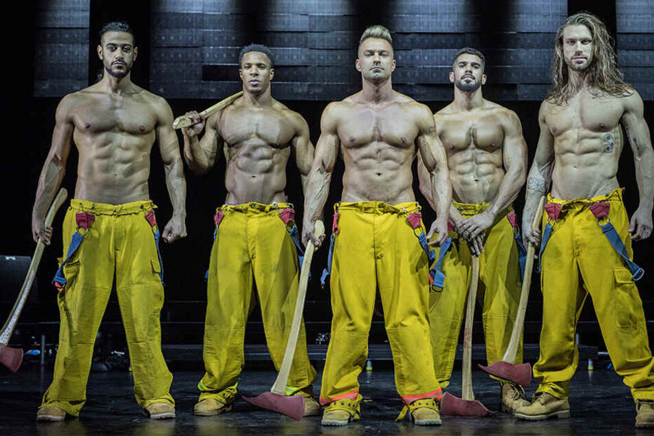 Statt einen Brand zu löschen, entfachen sie Feuer: die sexy Chippendales als Feuerwerker.