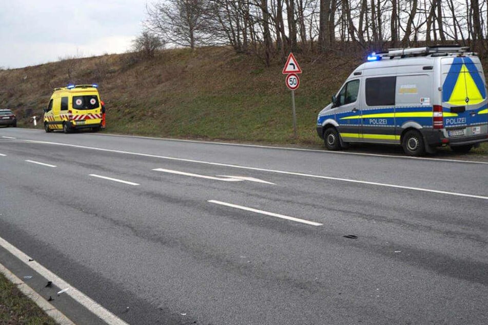 Rettungssanitäter eilten zum Unfallort. Die Polizei ermittelt zur Ursache der Kollision.