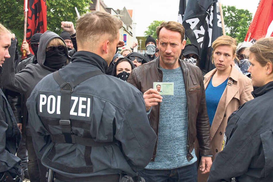 "Nazi-Schweine", "Bullen-Staat": Bei einer Demo geraten Falke (Wotan Wilke Möhring) und Grosz (Franziska Weisz) ins Visier des Schwarzen Blocks.