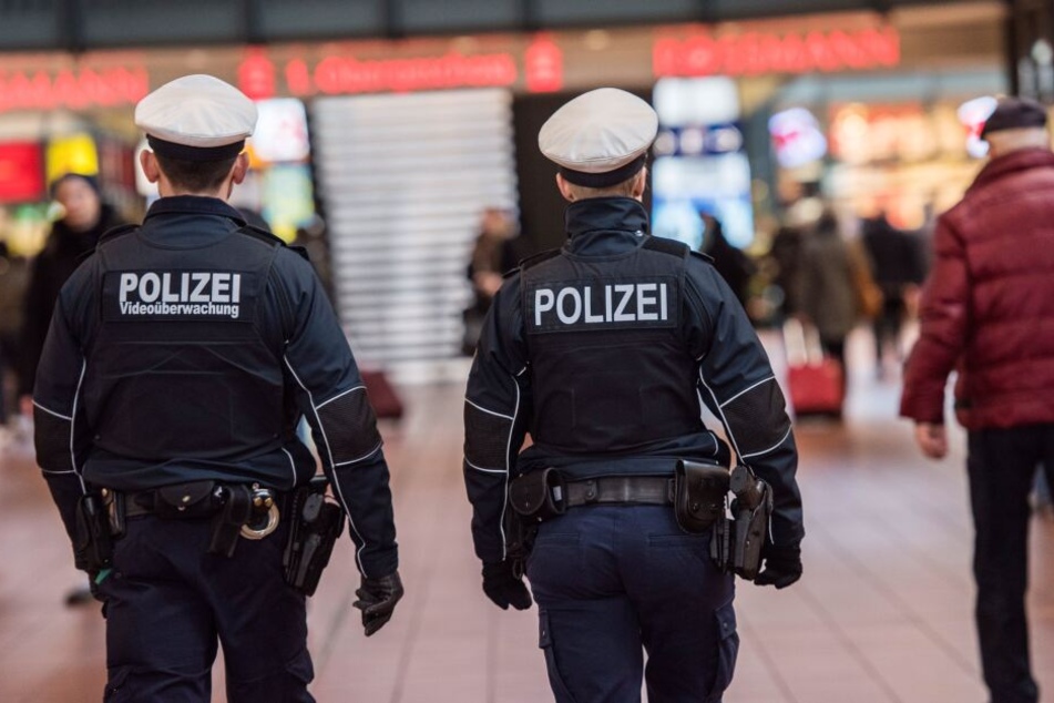 Zwei Bundespolizisten patrouillieren in Hamburg (Symbolbild).