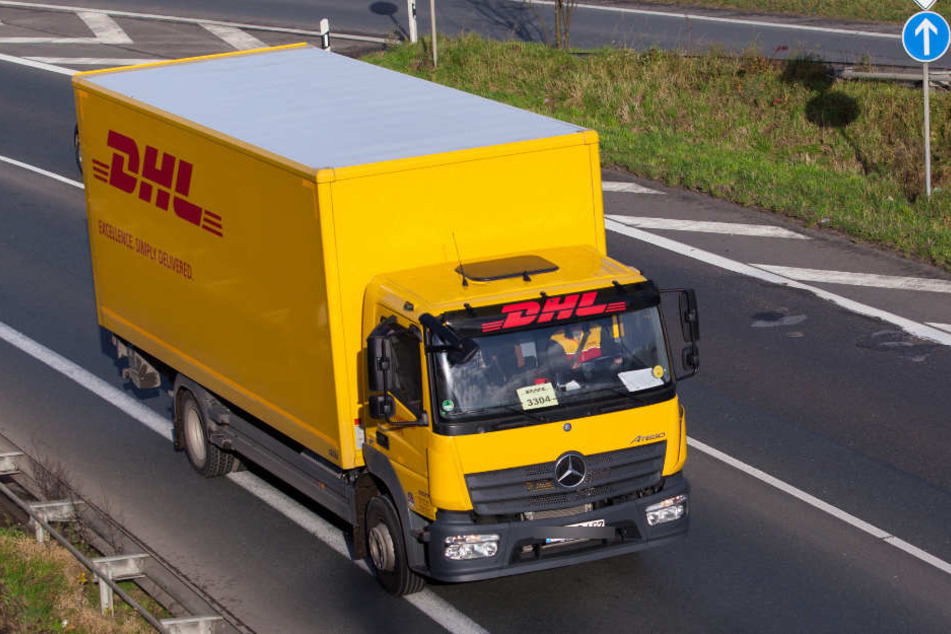 Der Fahrer kam von der Fahrbahn ab und prallte mit dem Transporter gegen mehrere Bäume. (Symbolbild)