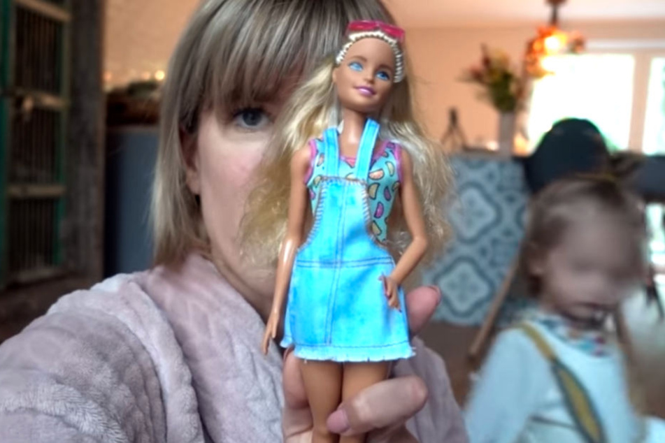Zusätzlich gab es noch zwei Barbies und einen Malblock mit Buntstiften.