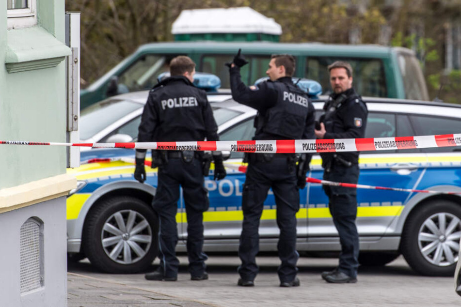 Die Polizei hat den Eingang vor dem Wohnhaus abgeriegelt. (Symbolbild)