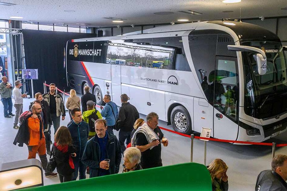 Nur gucken, nicht anfassen: Den eigentlichen Bus gab der DFB nicht frei, MAN hatte aber eine "Kopie" des 773.500 Euro teuren Nationalelf-Gefährts parat.