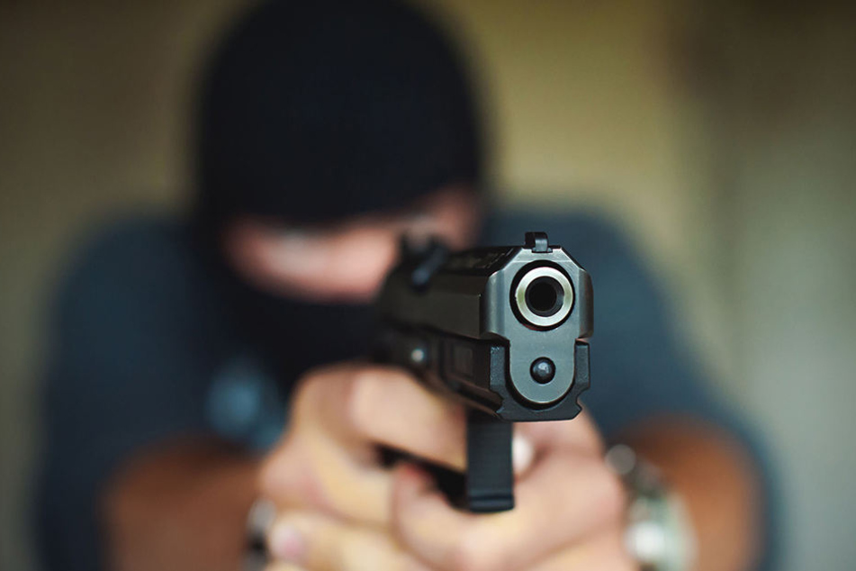Die Kölner Polizei sucht einen bislang unbekannten Schützen.
