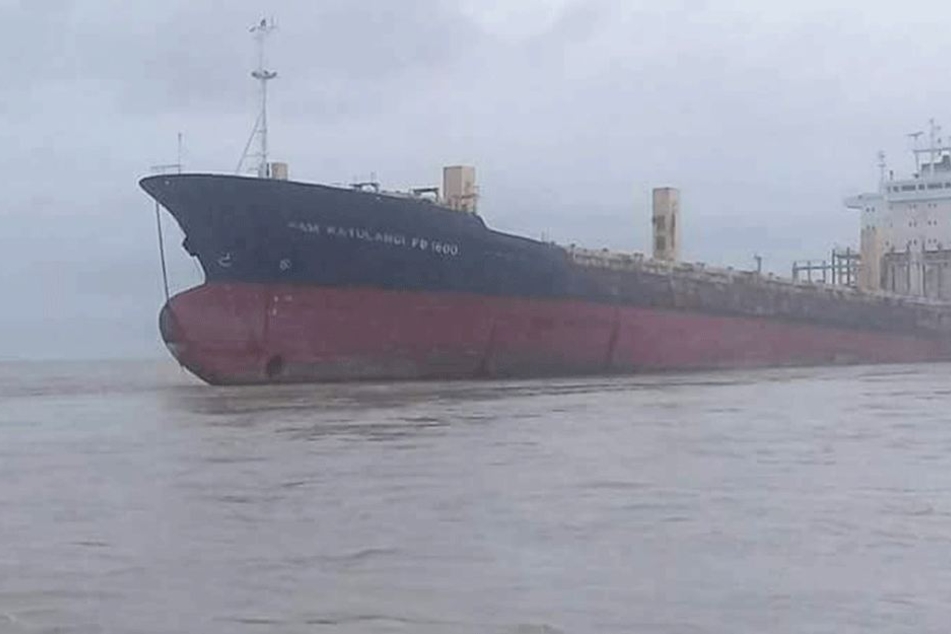 Das Schiff lief auf eine Sandbank.