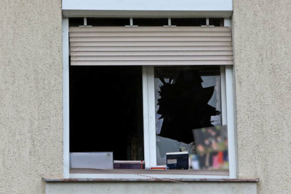 Hinter diesem zerstörten Fenster fanden die Feuerwehrleute ihren toten Kameraden.
